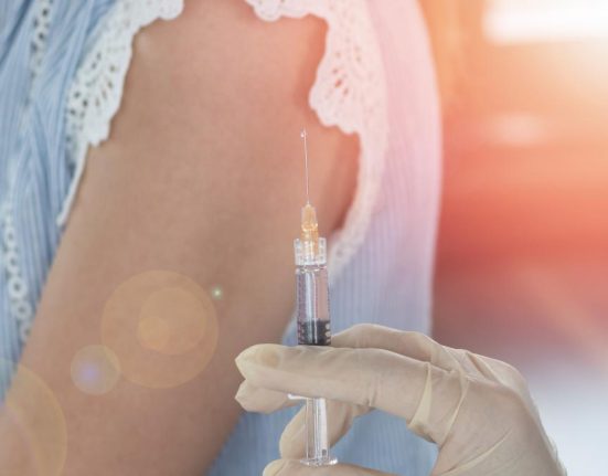 Nicusor Dan a promulgat legea care mentine gratuitatea vaccinului anti HPV si a screening urilor pentru