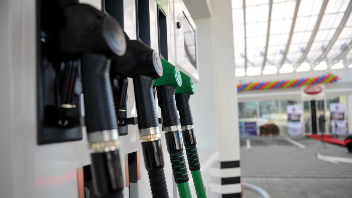 A treia tentativa a Guvernului de a adopta OUG care reduce pretul carburantilor Politicienii se