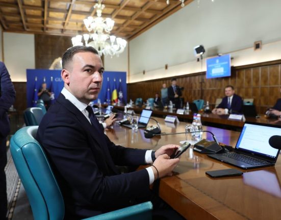 Bogdan Ivan afirma ca decizia de reducere a accizei la combustibil ii apartine lui Ilie Bolojan Astept si eu