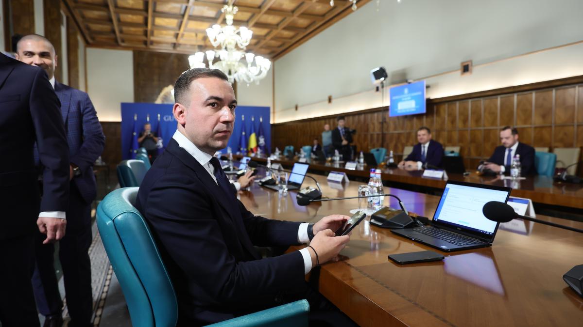 Bogdan Ivan afirmă că decizia de reducere a accizei la combustibil îi aparține lui Ilie Bolojan: „Aștept și eu” 1 Bogdan Ivan afirma ca decizia de reducere a accizei la combustibil ii apartine lui Ilie Bolojan Astept si eu