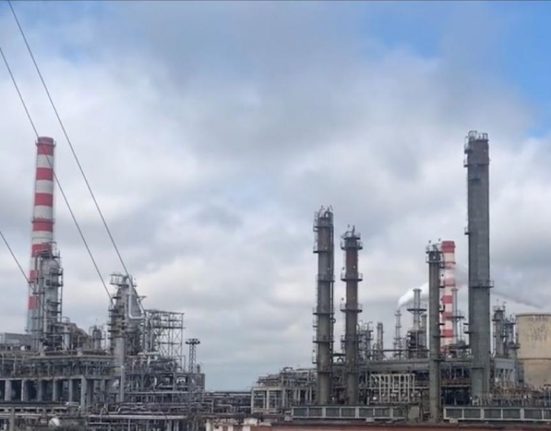 Bogdan Ivan anunta ca rafinaria Petrotel detinuta de rusii de la Lukoil ar putea fi redeschisa pentru a