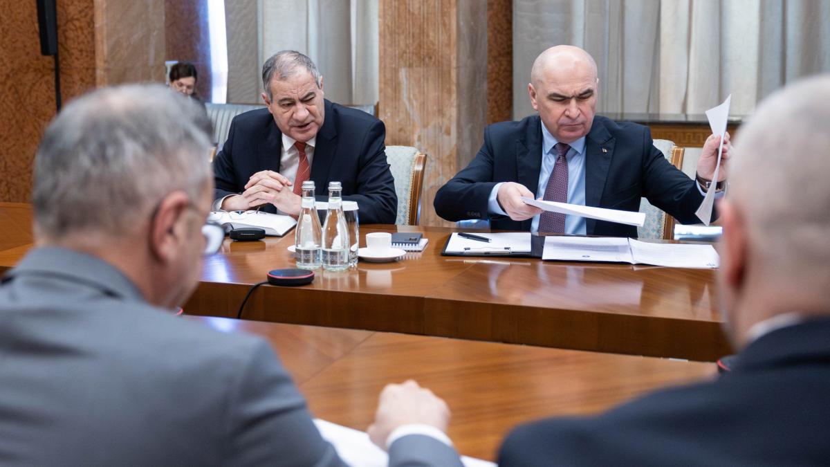 Bugetul pe 2026 a fost publicat: Pensii și salarii înghețate. Riscuri identificate de Guvern:... 1 Bugetul pe 2026 a fost publicat Pensii si salarii inghetate Riscuri identificate de Guvern