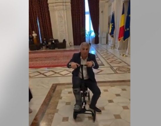 Deputatul PSD Daniel Zamfir tapit de USR dupa ce a venit in Parlament cu trotineta ortopedica