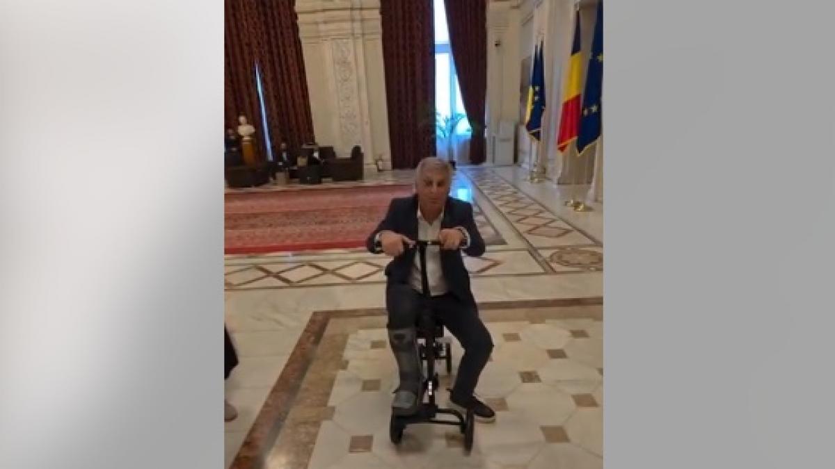 Deputatul PSD Daniel Zamfir, tapițat de USR, după ce a venit în Parlament cu trotinetă ortopedică. 1 Deputatul PSD Daniel Zamfir tapit de USR dupa ce a venit in Parlament cu trotineta ortopedica