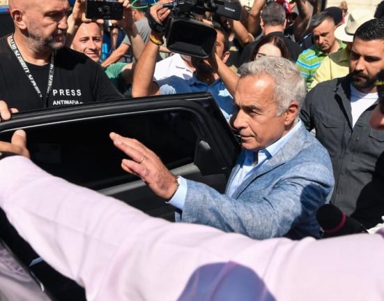 Din ce bani traieste Georgescu si cine ii plateaste soferul si gardienii Dumnezeu ne ajuta
