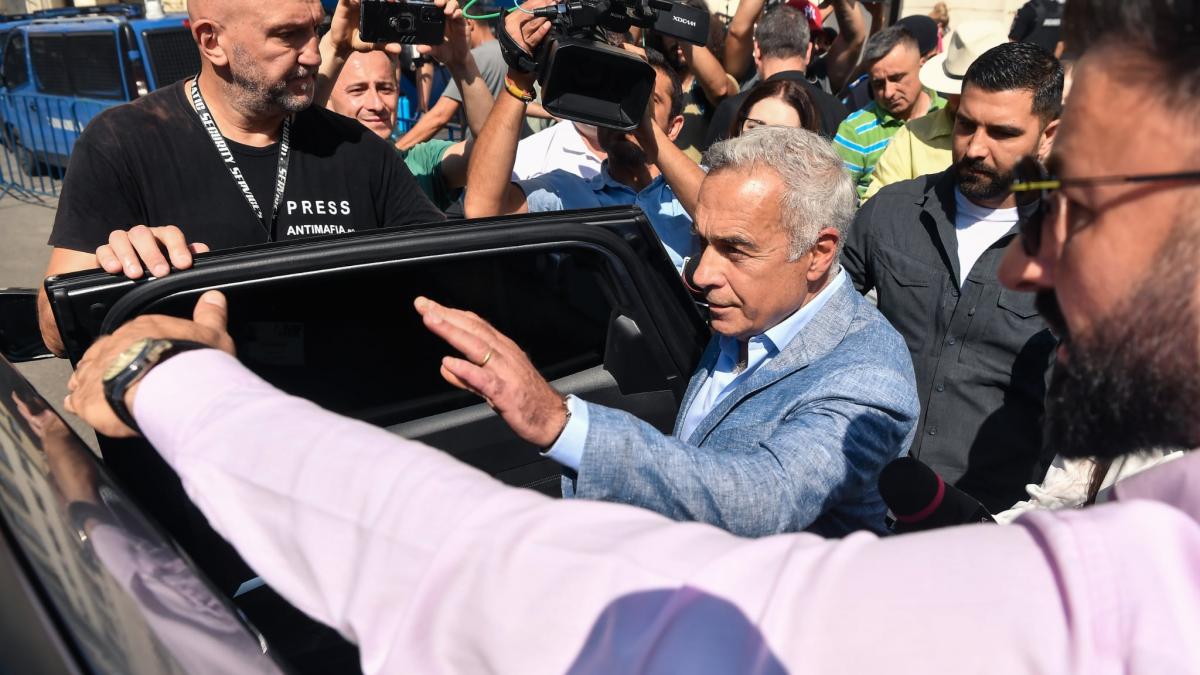 Din ce bani traieste Georgescu si cine ii plateaste soferul si gardienii Dumnezeu ne ajuta