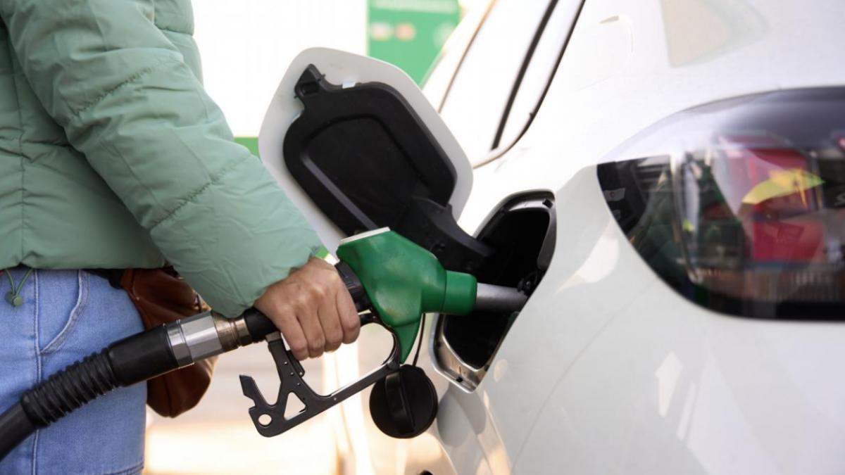 Guvernul a modificat OUG referitoare la carburanți pentru a introduce amenzi. Accizele ar putea fi reduse în... 1 Guvernul a modificat OUG referitoare la carburani pentru a introduce amenzi Accizele ar putea fi reduse in
