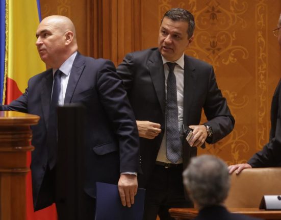 Incep dezbaterile in Parlament pe tema legii bugetului dupa ce Bolojan si Grindeanu s au acuzat reciproc