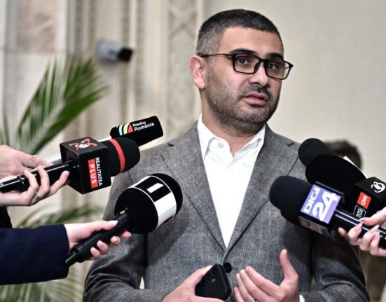 Manole il acuza pe Pislaru ca spune minciuni cand vorbeste despre un miliard de euro pentru pensionari din