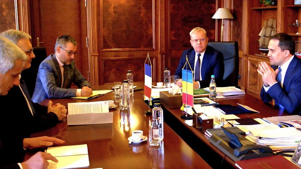 Ministrul Transporturilor discutii cu ambasadorul Frantei despre investitii avand in vedere pozitia