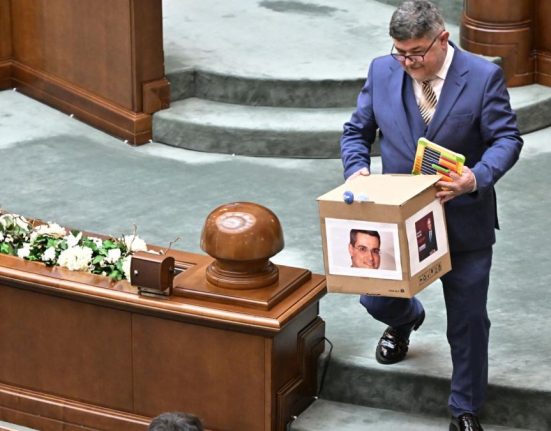 Motunea simpla impotriva lui Dragos Pislaru a fost respinsa Senatorii PACE au adus suzete si un