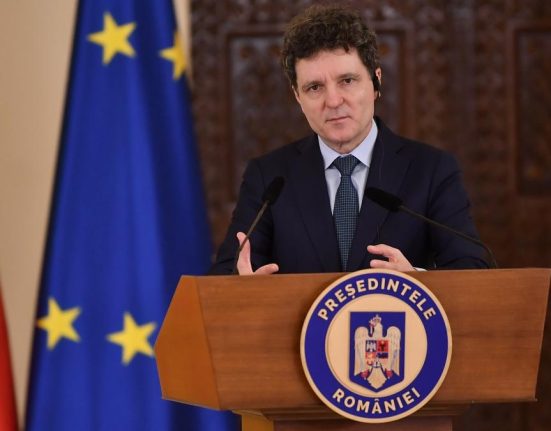 Nicusar Dan a semnat legea ce interzice agresorilor sexuali sa fie angajati in scoli spitale sau