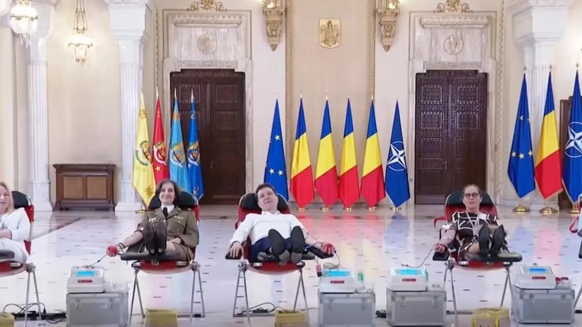 Nicușor Dan a donat sânge la Palatul Cotroceni, împreună cu alți angajați: „Aceste gesturi...” 1 Nicuser Dan a donat sange la Palatul Cotroceni impreuna cu alti angajati Aceste gesturi
