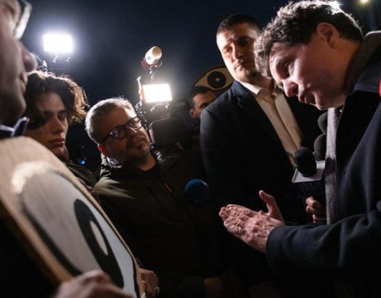 Nicusor Dan a iesit sa vorbeasca cu protestatarii impotriva numirilor din Justitie Am de 100 de ori
