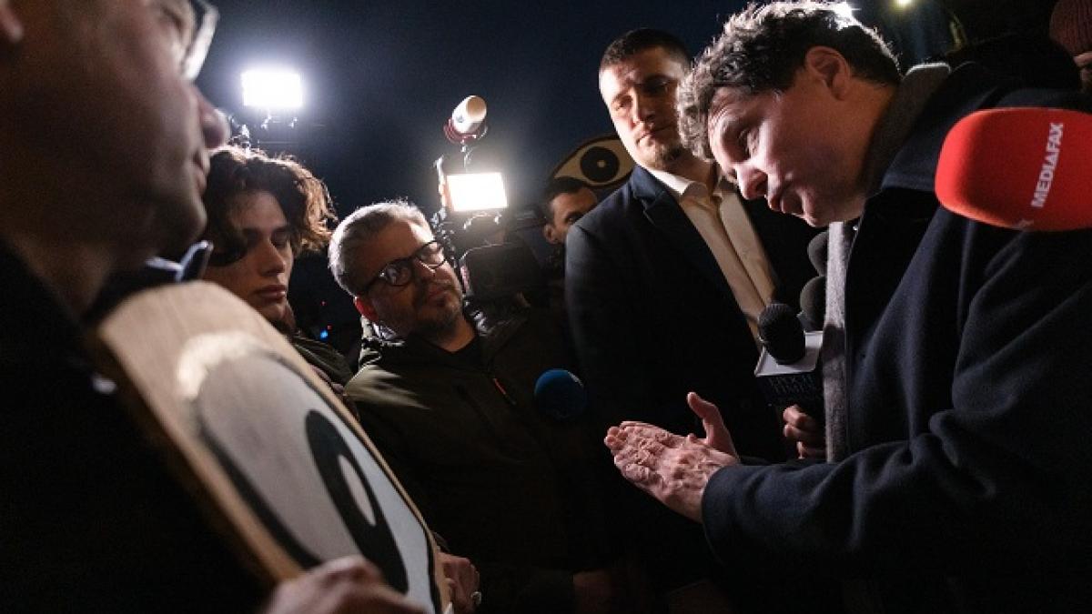 Nicușor Dan a ieșit să vorbească cu protestatarii împotriva numirilor din Justiție. "Am de 100 de ori..." 1 Nicusor Dan a iesit sa vorbeasca cu protestatarii impotriva numirilor din Justitie Am de 100 de ori