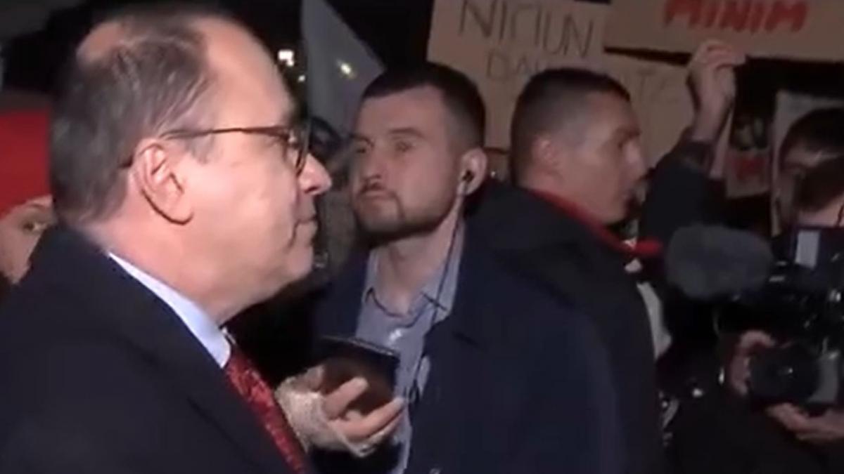 Noul ministru al Educației s-a alăturat studenților care protestează în Capitală împotriva... 1 Noul ministru al Educatiei s a alaturat studentilor care protesteaza in Capitala impotriva