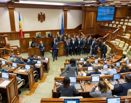 Proteste ale opozitiei in Parlamentul Republicii Moldova Maia Sandu Nu vom opri reforma justitiei