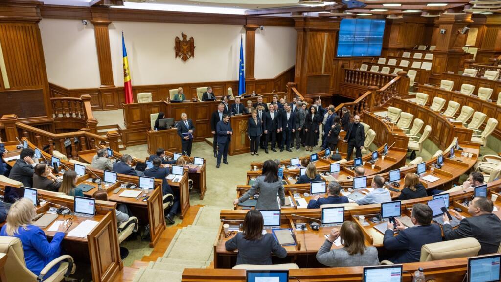 Proteste ale opozitiei in Parlamentul Republicii Moldova Maia Sandu Nu vom opri reforma justitiei