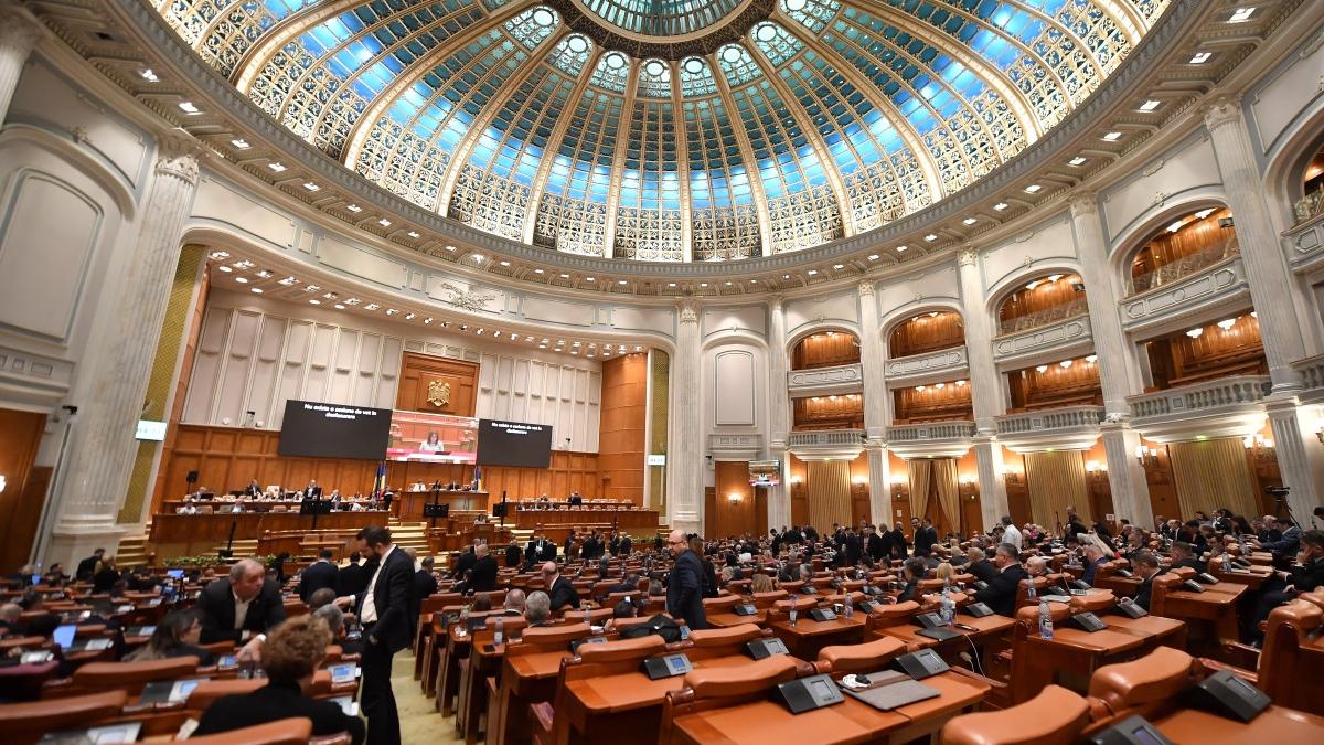 Senat: Copiii cu nevoi speciale vor beneficia de masă caldă sau pachet alimentar în loc de alocație... 1 Senat Copiii cu nevoi speciale vor b beneficia de masa calda sau pachet alimentar in loc de allocatie