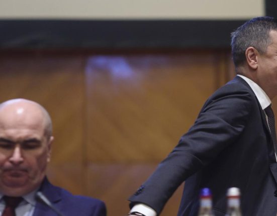 Sindicatele refuza sa participe la intalnirea cu Bolojan Guvernul nu arata respect In schimb