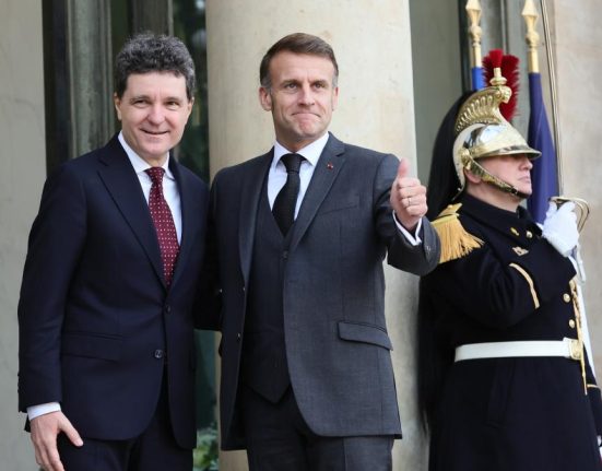 Surse Romania examineaza de mai mult timp propunerea lui Macron de a se alinia sub protectia nucleara a