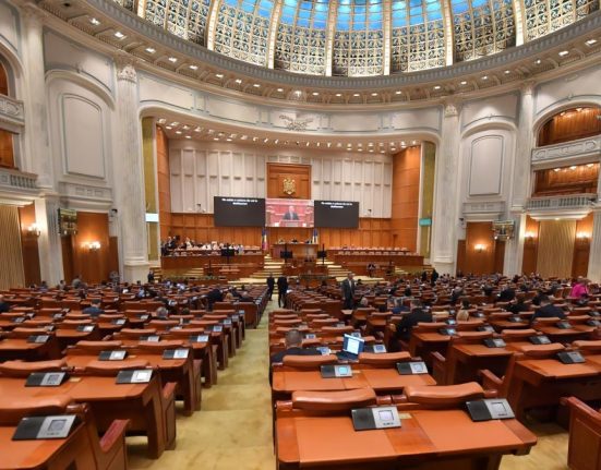 Trei deputati S O S Romania isi pierd jumatate din indemnizatie dupa scandalul recent din