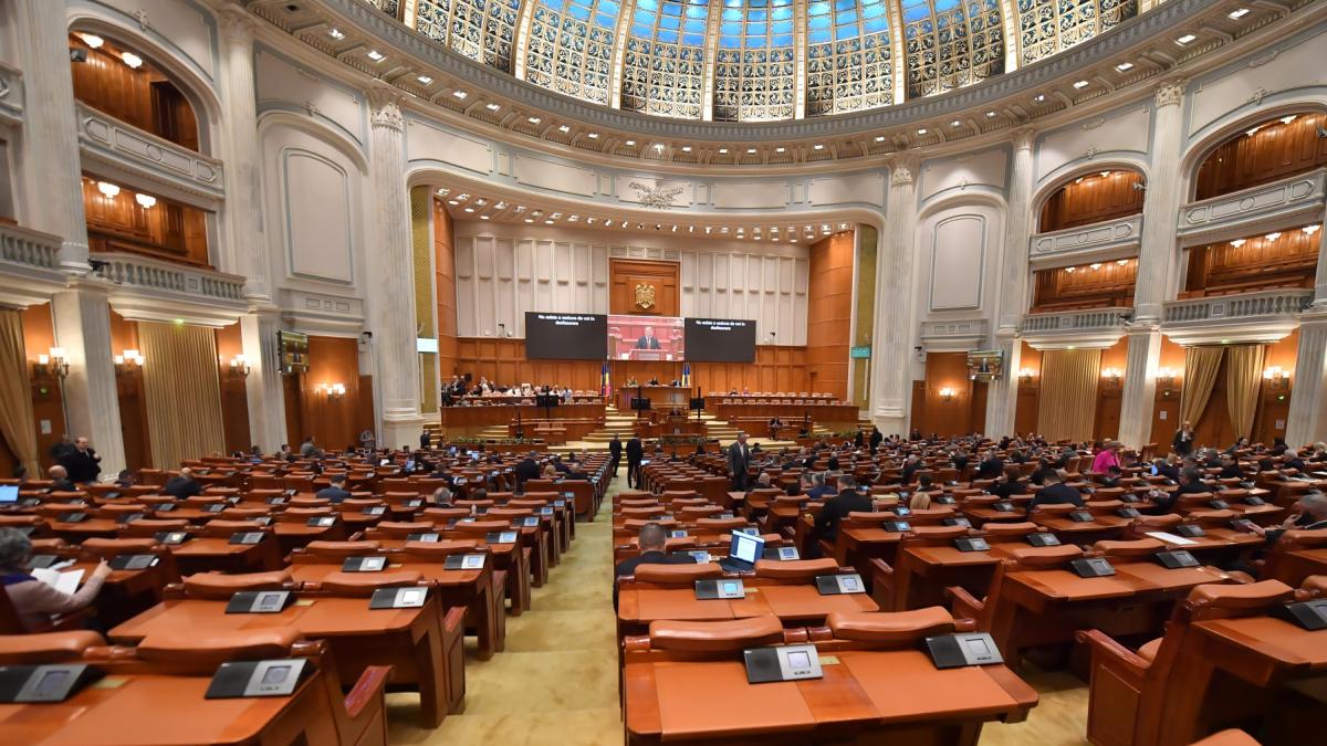 Trei deputati S O S Romania isi pierd jumatate din indemnizatie dupa scandalul recent din