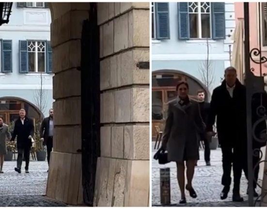 aparitia rara a lui klaus iohannis impreuna cu sotia la slujba de florii de la biserica din sibiu