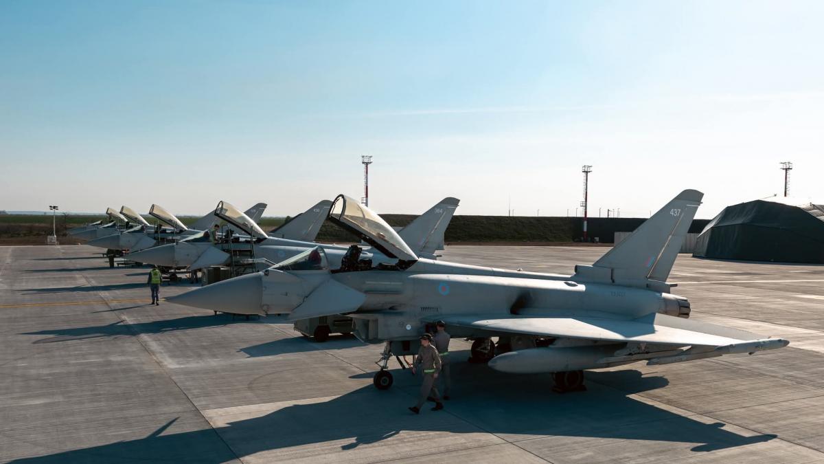 Avioane militare britanice au sosit la baza Borcea pentru misiuni de Poliție Aeriană. Ţoiu:... 1 Avioane militare britanice au sosit la baza Borcea pentru misiuni de Politie Aeriana oiu