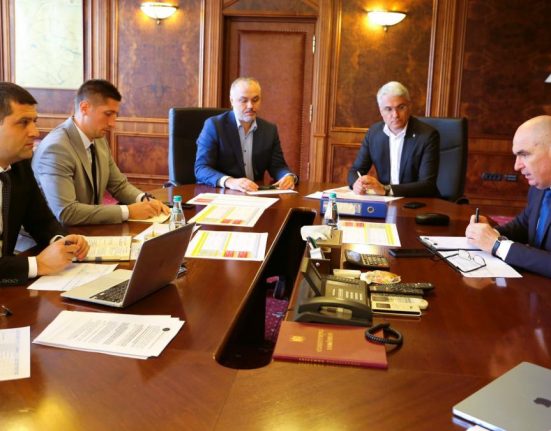 Bolojan la masa cu Umbrasescu si ministrii Miruta si Pislaru avem nevoie de bani ca de aer