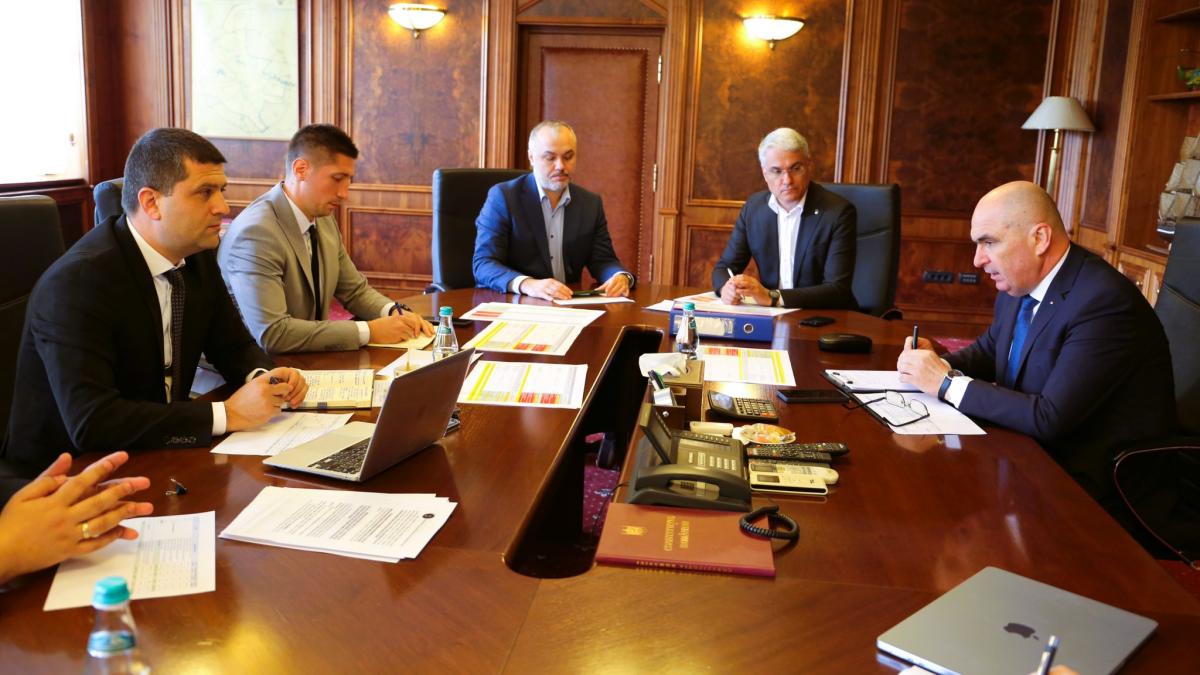 Bolojan, la masă cu Umbrărescu și miniștrii Miruță și Pîslaru: "Avem nevoie de bani ca de aer..." 1 Bolojan la masa cu Umbrasescu si ministrii Miruta si Pislaru avem nevoie de bani ca de aer