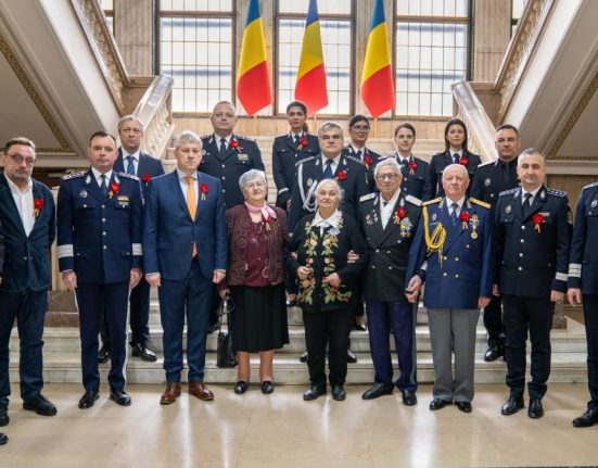 Catalin Predoiu a acordat diplome de recunostinta a meritelor cu ocazia Zilei Veteranilor de Razboi Sunt o