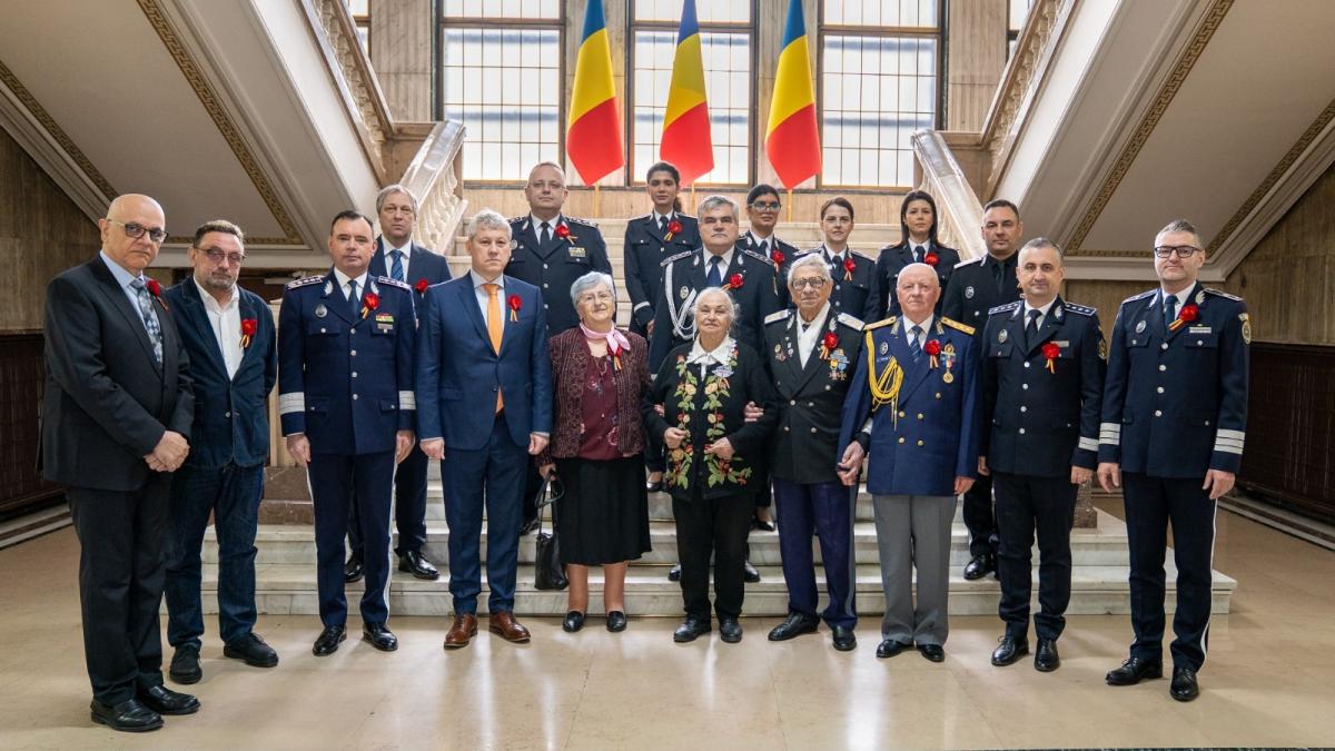 Cătălin Predoiu a acordat diplome de recunoaștere a meritelor, cu ocazia Zilei Veteranilor de Război. "Sunt o... 1 Catalin Predoiu a acordat diplome de recunostinta a meritelor cu ocazia Zilei Veteranilor de Razboi Sunt o