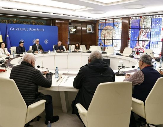 Consultari la Guvern cu sindicatele despre noua lege a salarizarii si pensile militare Veniturile in