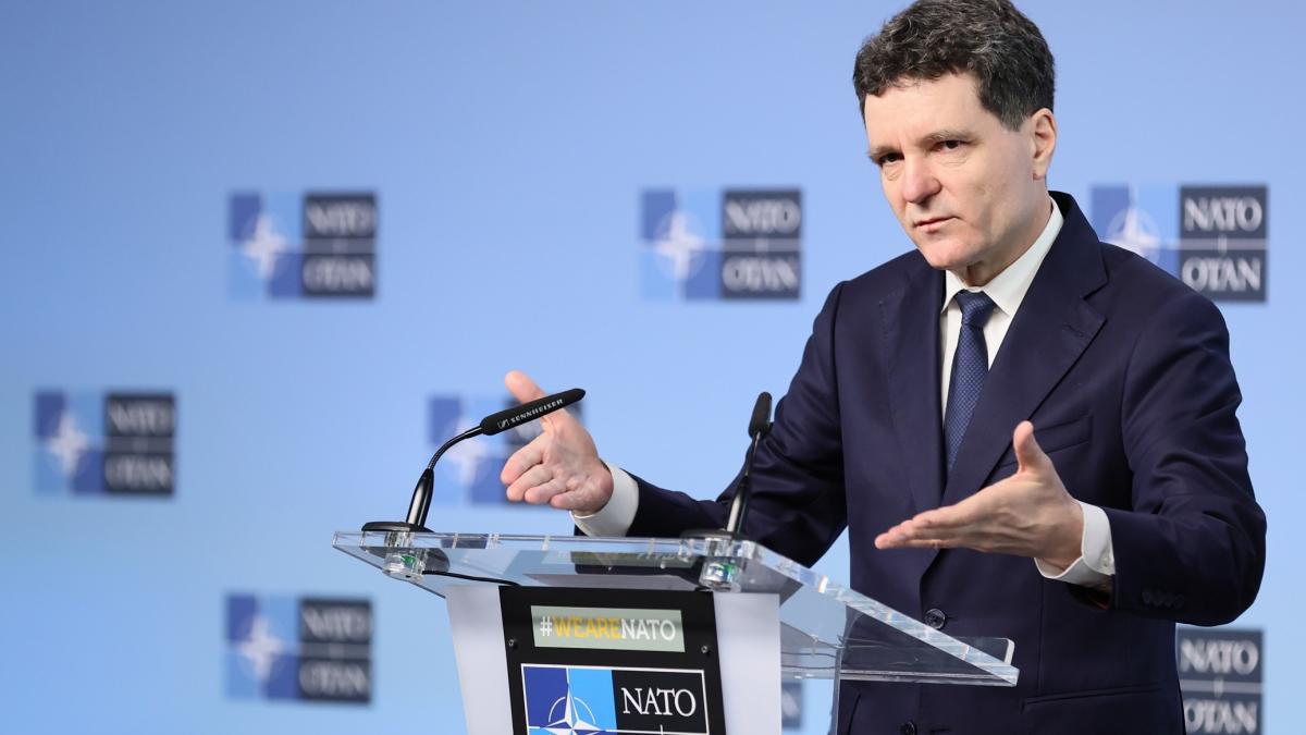 Nicusor Dan Rusia continua razboiul hibrid Numa i cine este de rea credinta nu poate sa nu observe acest lucru Trebuie sa