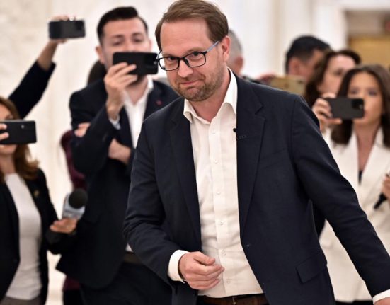 USR nu exclude negocierile cu parlamentarii AUR pentru Guvernul Bolojan Fritz AUR este un partid