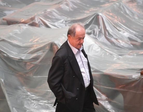 Vasile Blaga surprins in timp ce injura la tribuna Senatului Ai belit p acum Daca n ai cu cine