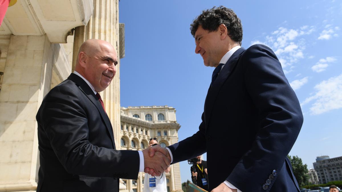 a putut nicusor dan sa previn a criza politica bolojan cu oameni ce au alte interese este foarte dificil sa