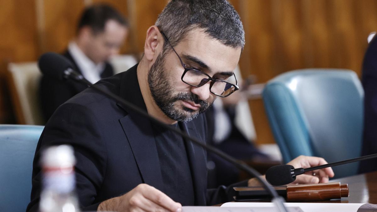 „Ministrul Muncii, Florin Manole, afirmă că salariile în sistemul bugetar vor trebui crescute.” 1 ministrul muncii florin manole afirma ca salariile in sistemul bugetar vor trebui crescute