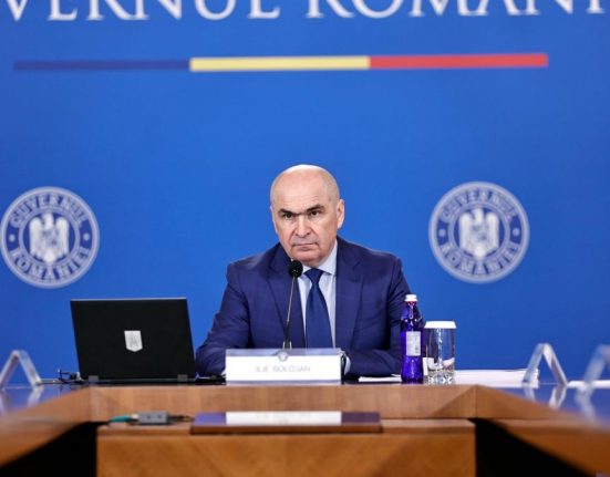 Bolojan a renuntat in ultima sedinta de Guvern inainte de motiune la majorarea salariilor de la Monetarie