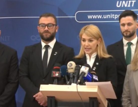 Cei 6 parlamentari care au anuntat ca nu vor mai vota motiunea s au reduit acum la 5 Un coleg
