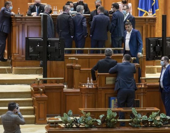De cine depinde destinul Guvernului Bolojan Cum sunt distribuite voturile in Parlament inainte de motiunea de