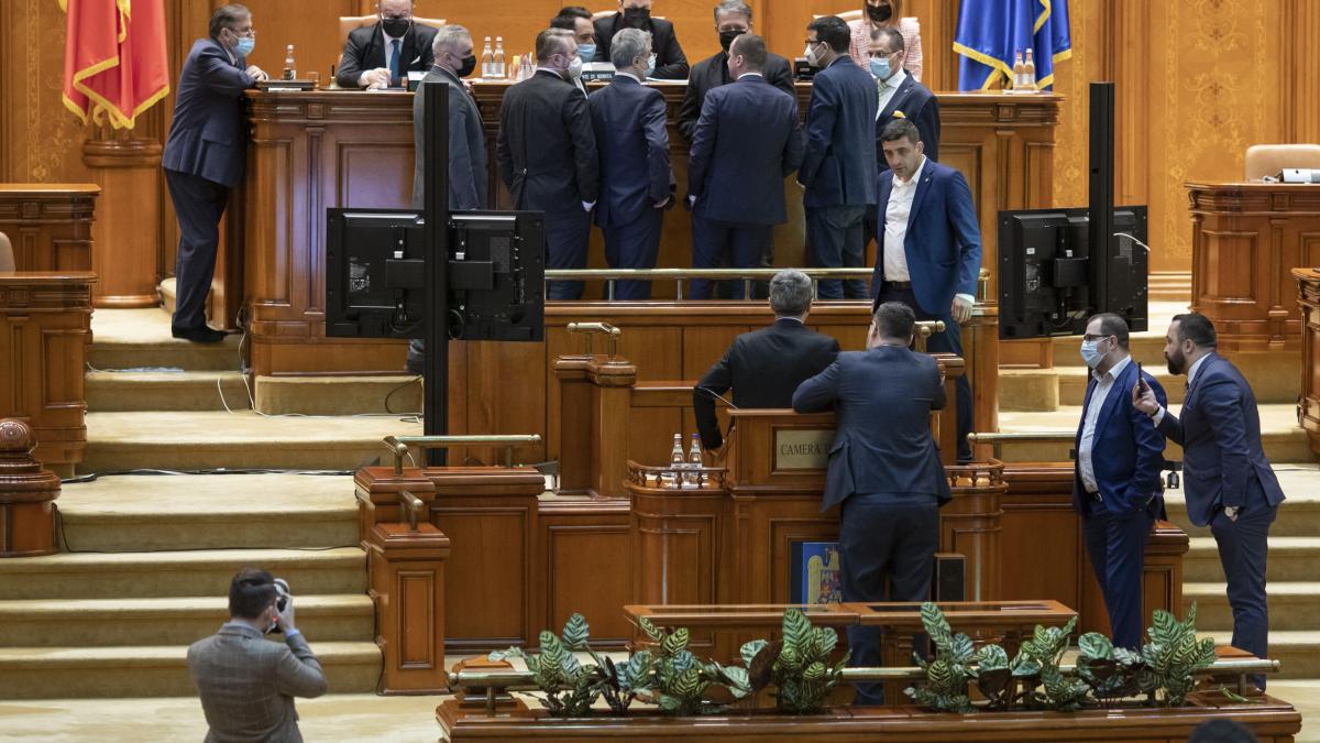 De cine depinde destinul Guvernului Bolojan. Cum sunt distribuite voturile în Parlament înainte de moțiunea de... 1 De cine depinde destinul Guvernului Bolojan Cum sunt distribuite voturile in Parlament inainte de motiunea de