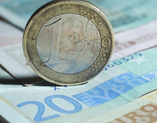 Nazare afirma ca aprecierea cursului euro se datoreaza motiunii de cenzura Nu sunt excluse efecte