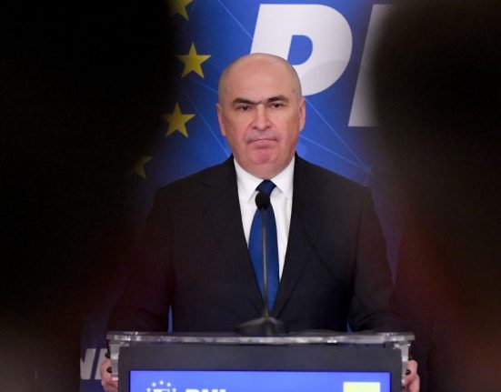 Sondaj CURS inainte de motiune 58 dintre romani considera ca Bolojan ar trebui sa demisioneze