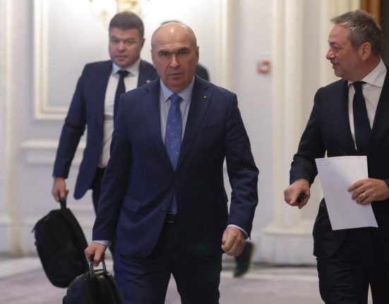 Surse S ar fi promis inclusiv functii de consul sau la pentru voturile la motiunea de cenzura