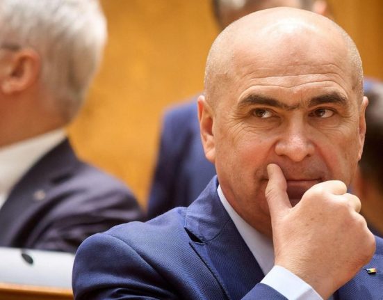 Surse Trei echipe din PNL negociaza direct cu parlamentarii AUR si din alte partide pentru a