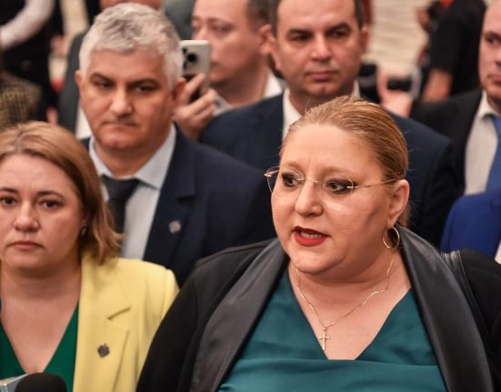 derapaj grosolan al dianei sosoaca ilie bolojan a fost jignit si huiduit in holurile parlamentului