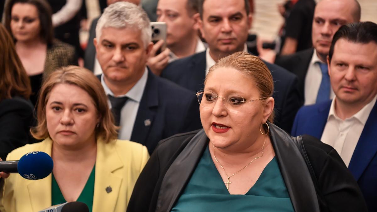 derapaj grosolan al dianei sosoaca ilie bolojan a fost jignit si huiduit in holurile parlamentului