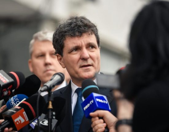 Nicusor Dan Nu poti combate sistemul cand esti liderul lui Intre un caine care latra si unul